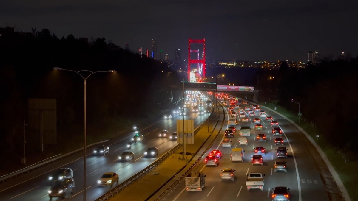 İstanbul’da akşam saatlerinde trafik yoğunluğu oluştu İstanbul’da akşam saatlerinde trafik yoğunluğu oluştu