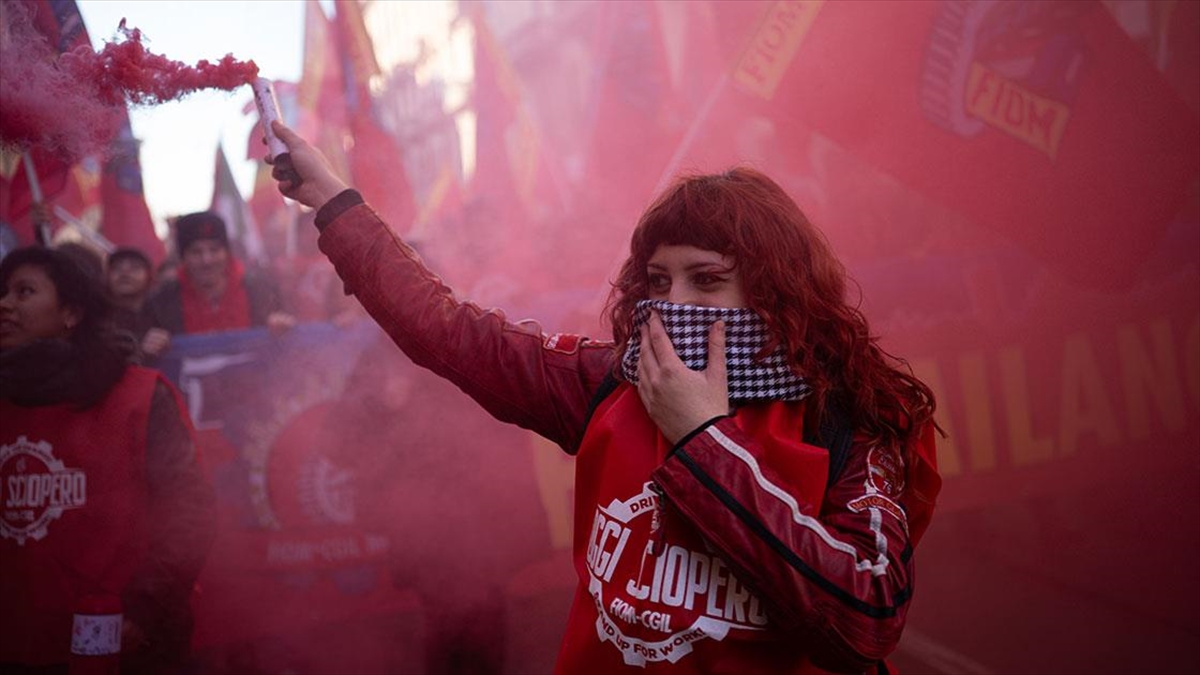 İtalya’da işçiler, hükümetin 2026 bütçe planını protesto için greve gitti