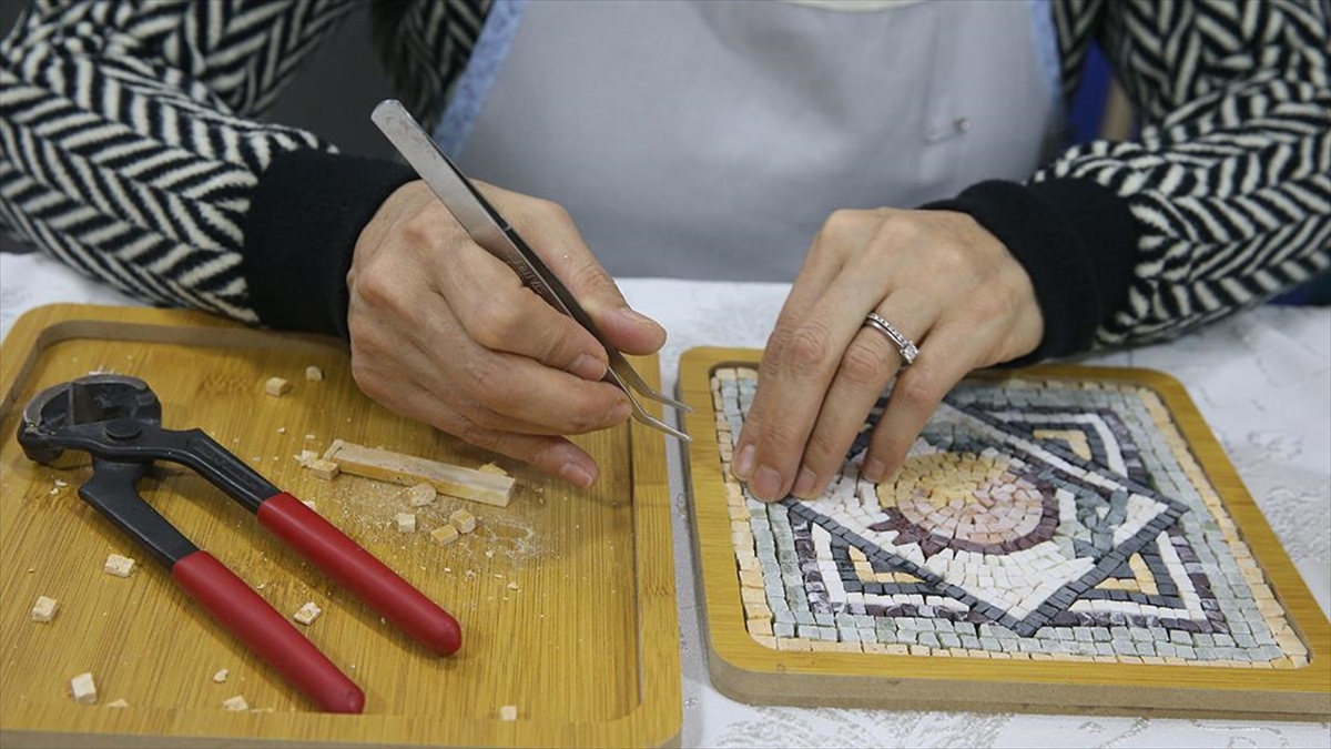 Kahramanmaraş’ın Germanicia mozaikleri kadınların emeğiyle yeniden hayat buluyor