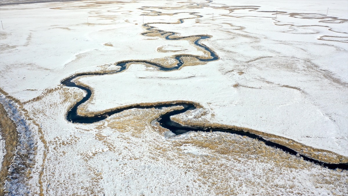 Karla beyaza bürünen Göle Ovası’ndaki menderesler dronla görüntülendi Karla beyaza bürünen Göle Ovası’ndaki menderesler dronla görüntülendi