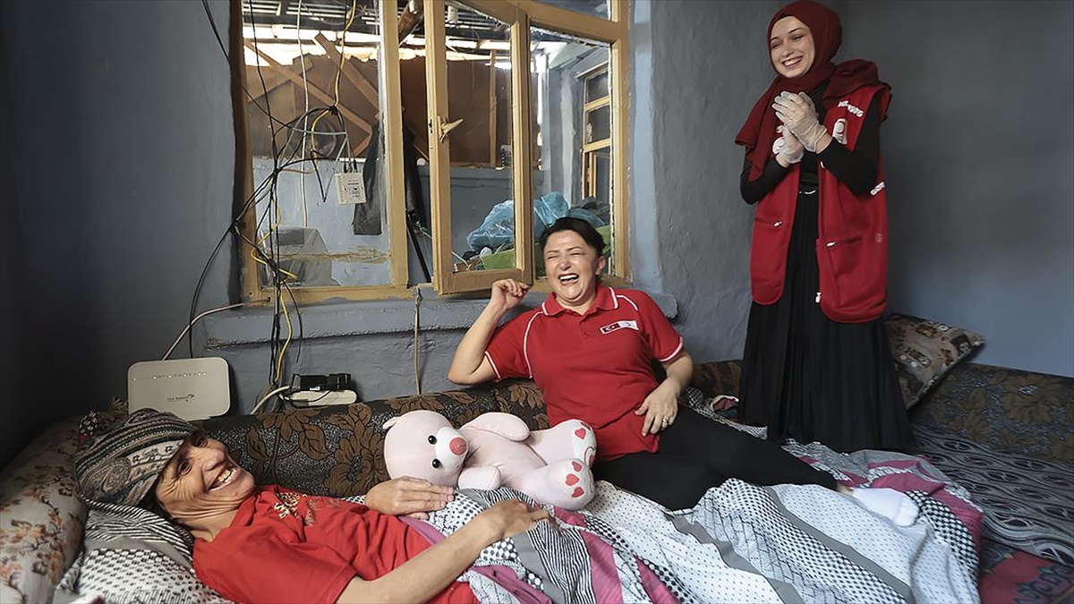 Konya’da yaşayan baba ve engelli kızı Türk Kızılayın sürpriziyle mutlu oldu