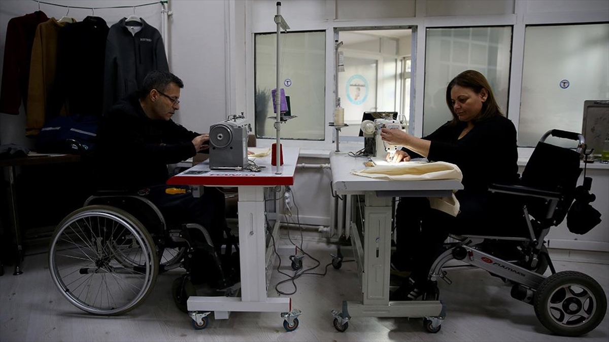 Kooperatif kuran bedensel engelliler ürettikleri tekstil ürünlerini Türkiye’nin farklı illerine gönderiyor