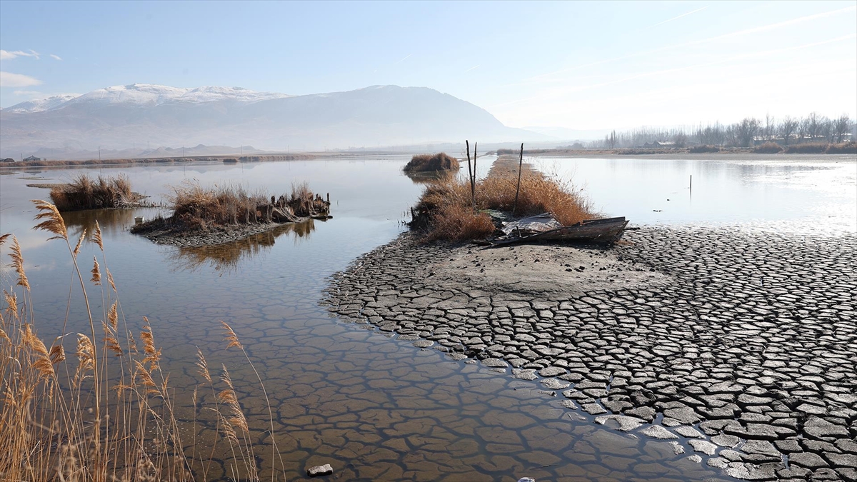 Kuruma tehlikesiyle karşı karşıya olan Ulaş Gölü’ne su takviyesi için ilk kazma vuruldu