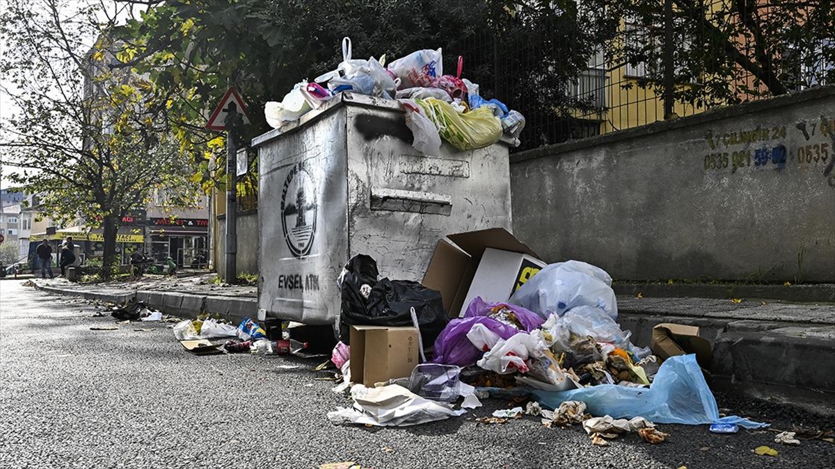 Maltepe Belediyesi’nde iş bırakma nedeniyle ilçede çöpler birikti
