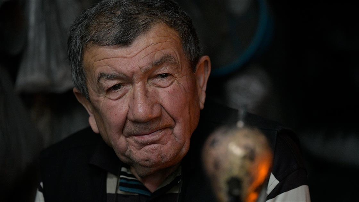 Manisalı çan ustası 65 yıldır atölyesinde üretim yapıyor Manisalı çan ustası 65 yıldır atölyesinde üretim yapıyor