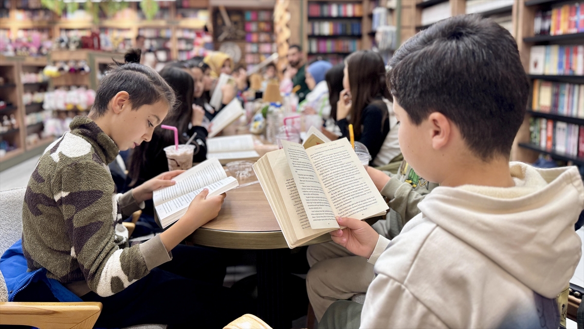 Öğretmenler “kitap tahlili” ile öğrencilere okuma alışkanlığı kazandırıyor Öğretmenler “kitap tahlili” ile öğrencilere okuma alışkanlığı kazandırıyor