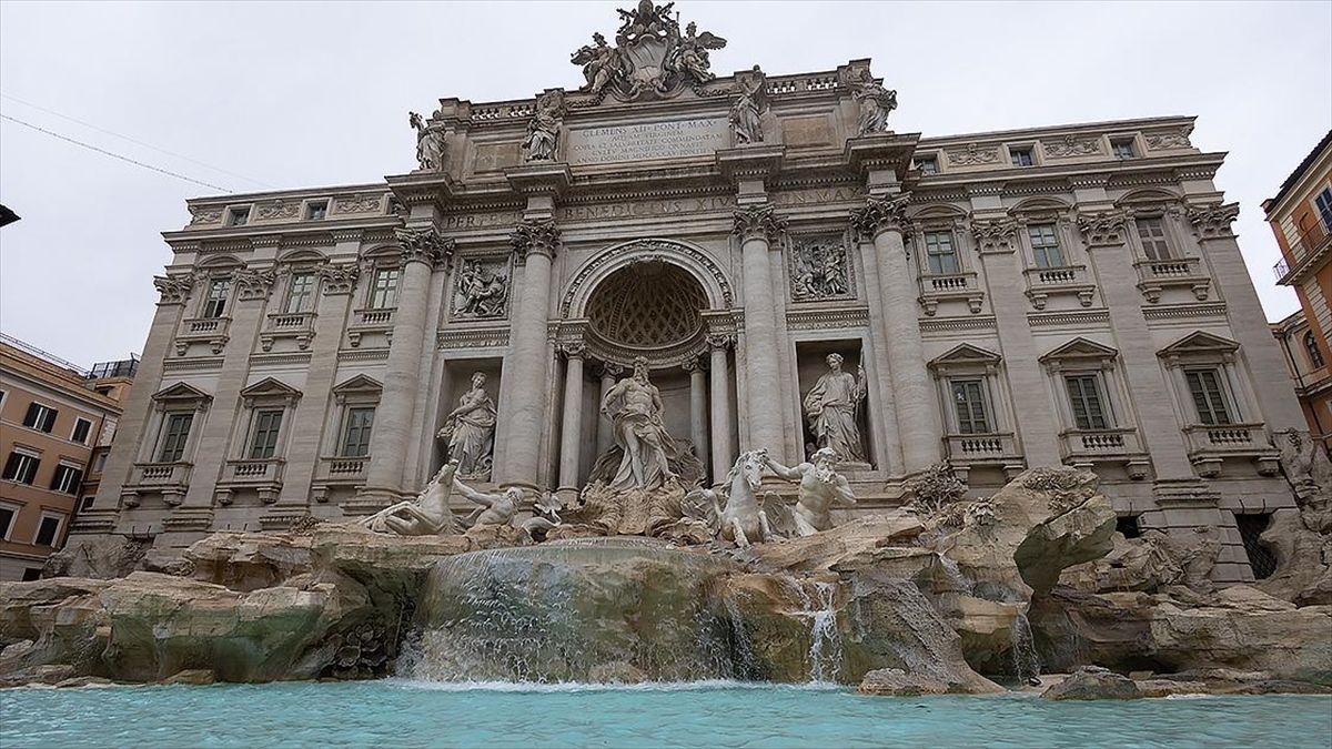 Roma’nın tarihi Trevi Çeşmesi’ni ziyaret etmek turistler için ücretli olacak