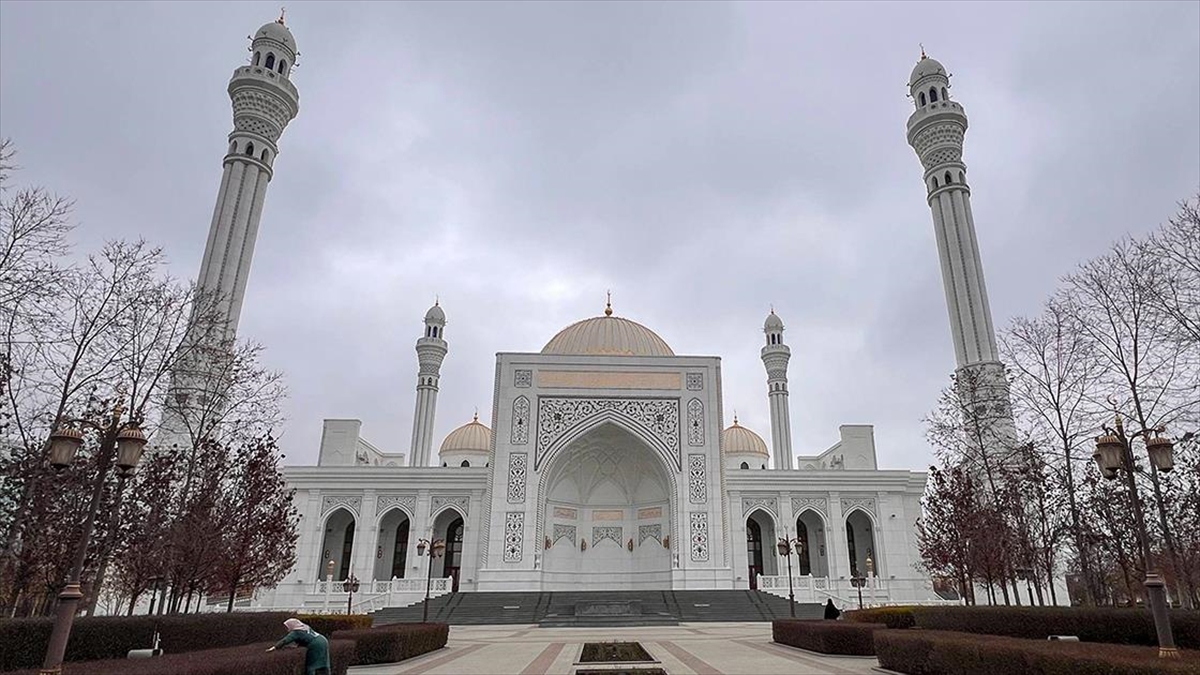 Rusya’da mimarisiyle öne çıkan “Müslümanların Gururu” Camisi ziyaretçilerin ilgi odağı
