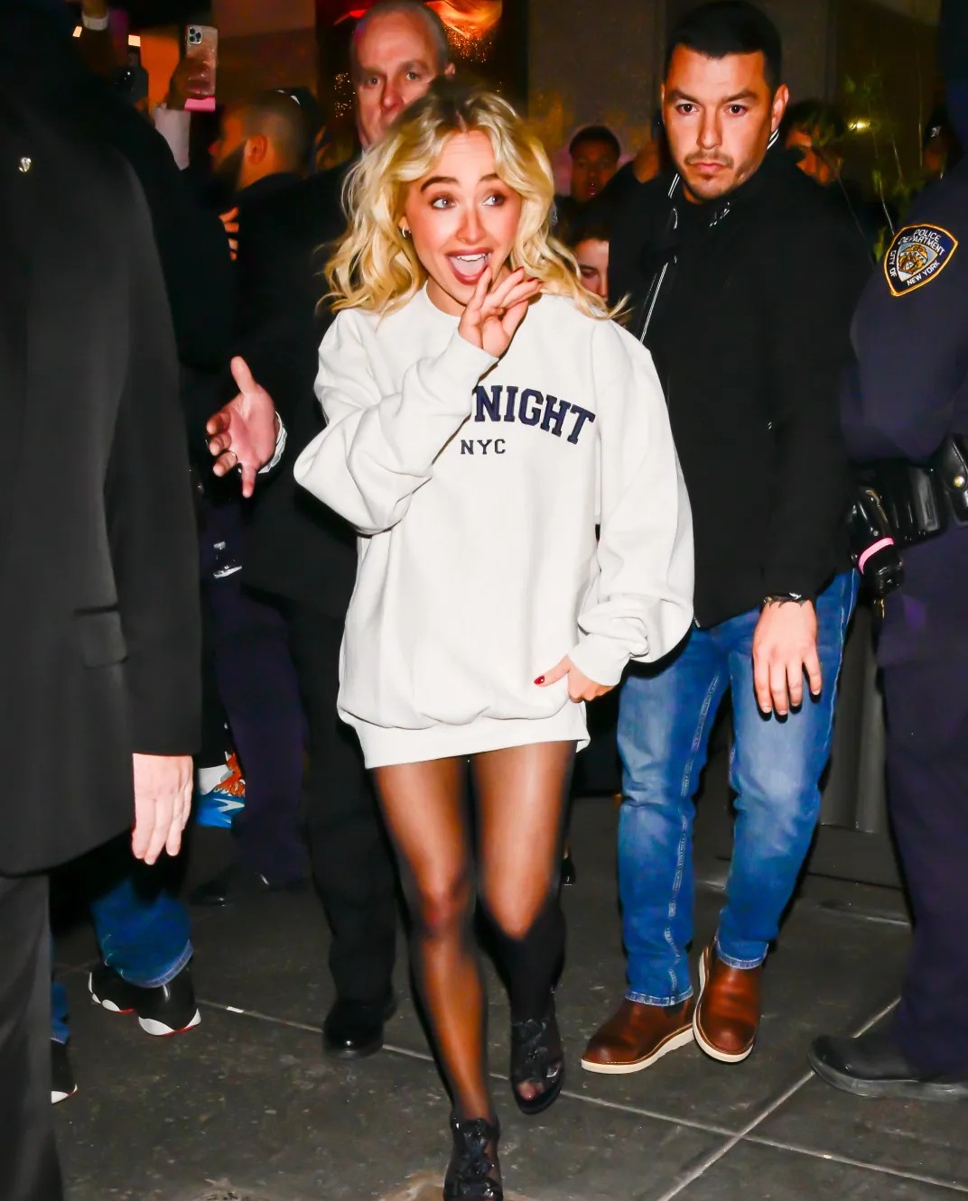 Sabrina Carpenter, New York’ta giydiği bol sweatshirt ve taytla gezdi…