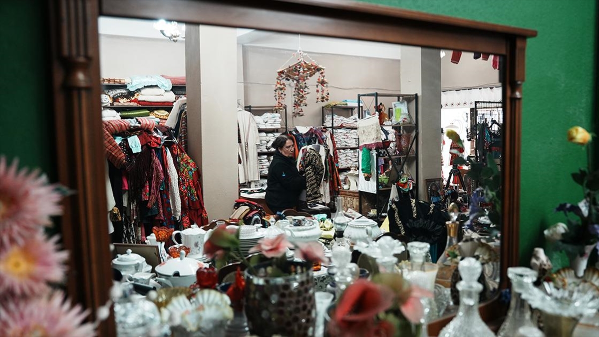 Sandıklardan çıkan asırlık çeyizler ikinci el dükkanında alıcı buluyor