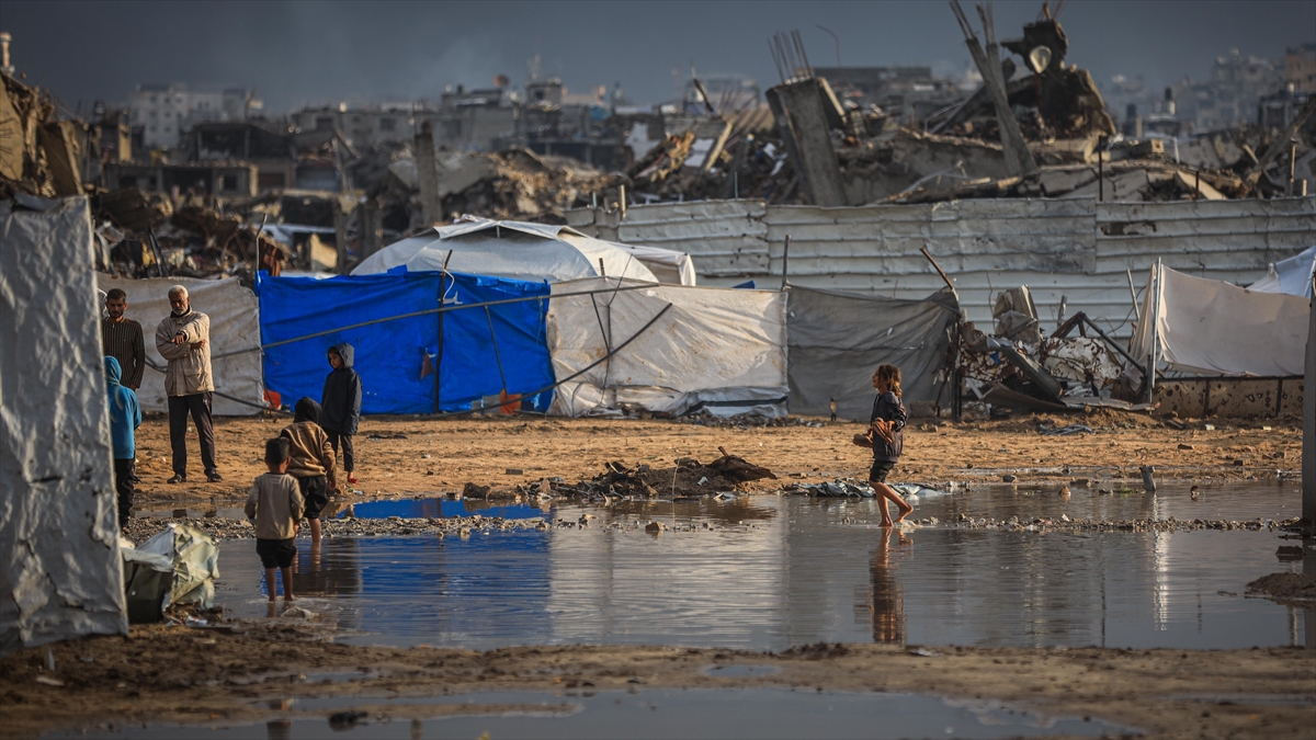 Şiddetli yağış nedeniyle Gazze Şeridi’nde binlerce çadır su altında kaldı