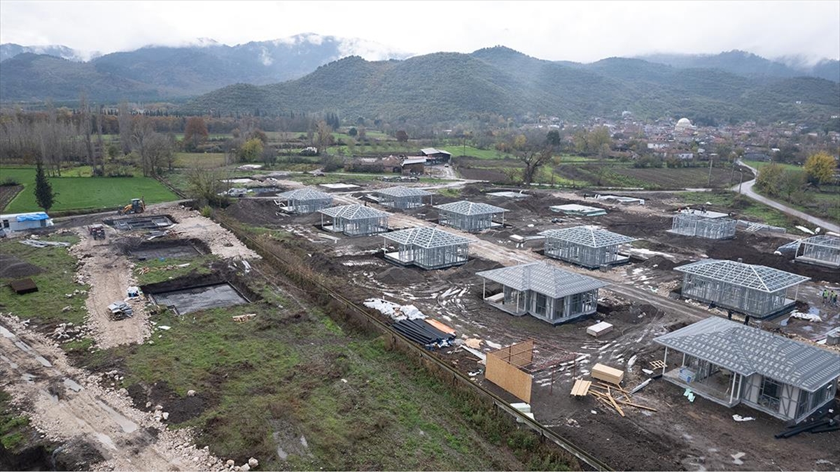 Sındırgı’nın kırsal mahallelerinde deprem konutlarının yapımı sürüyor Sındırgı’nın kırsal mahallelerinde deprem konutlarının yapımı sürüyor