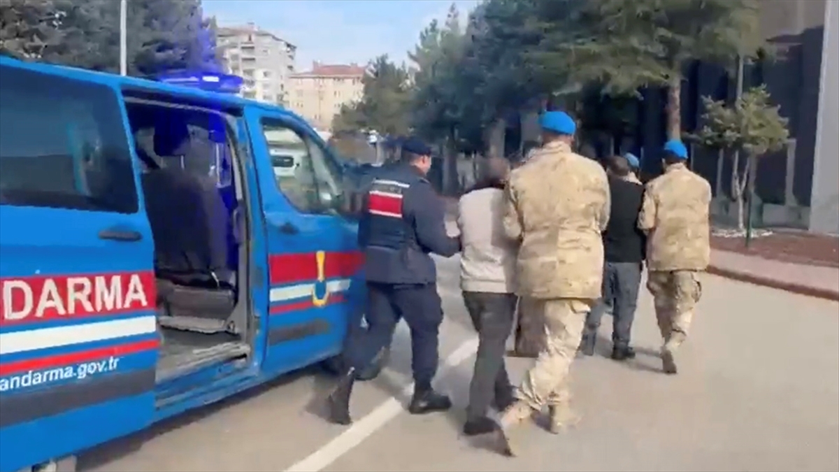 Tefecilik, yağma ve tehdit suçlarına yönelik operasyonlarda 25 şüpheli yakalandı Tefecilik, yağma ve tehdit suçlarına yönelik operasyonlarda 25 şüpheli yakalandı