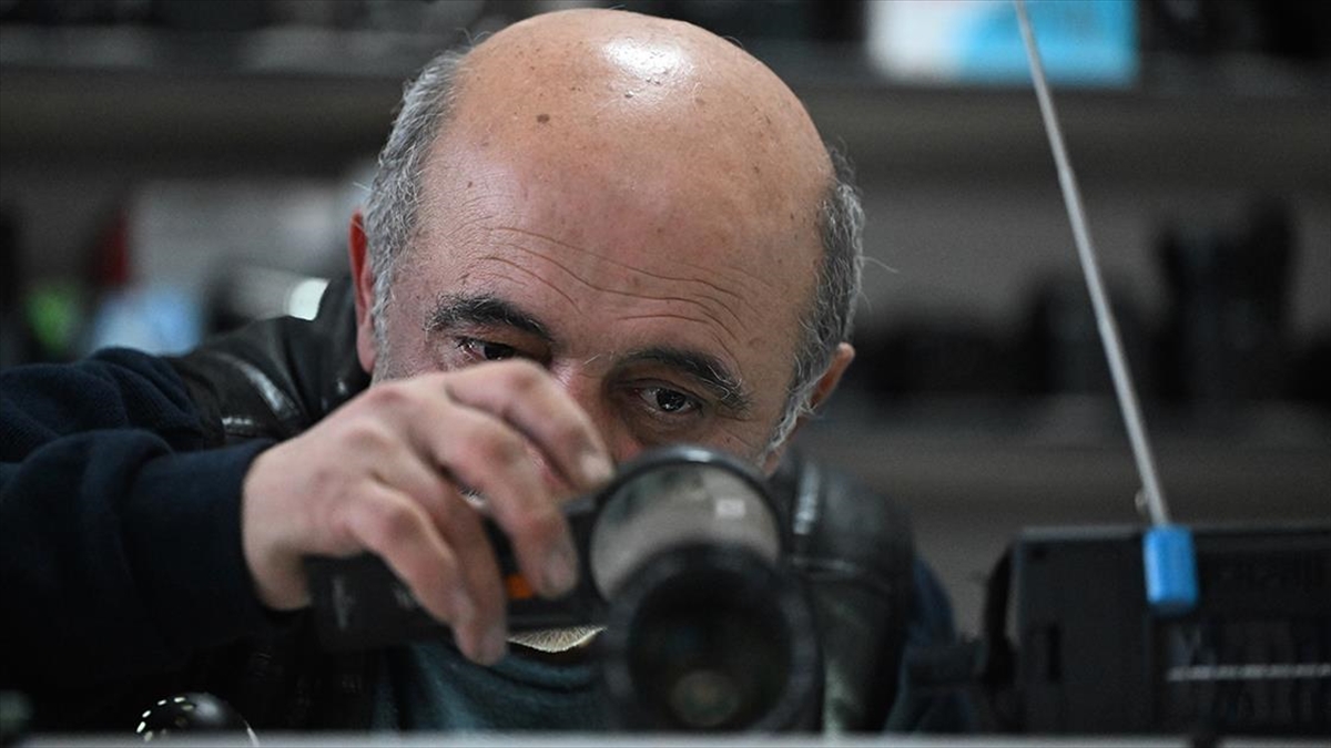 “Tek elle” sarıldığı mesleğinde fotoğraf makinelerine hayat veriyor