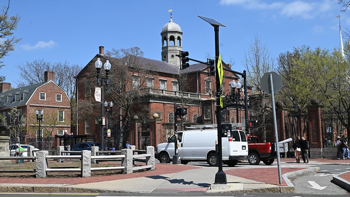 Trump’ın Filistin’e destek gerekçesiyle hedef aldığı Harvard, rektör Garber’ın görevini süresiz uzattı Trump’ın Filistin’e destek gerekçesiyle hedef aldığı Harvard, rektör Garber’ın görevini süresiz uzattı