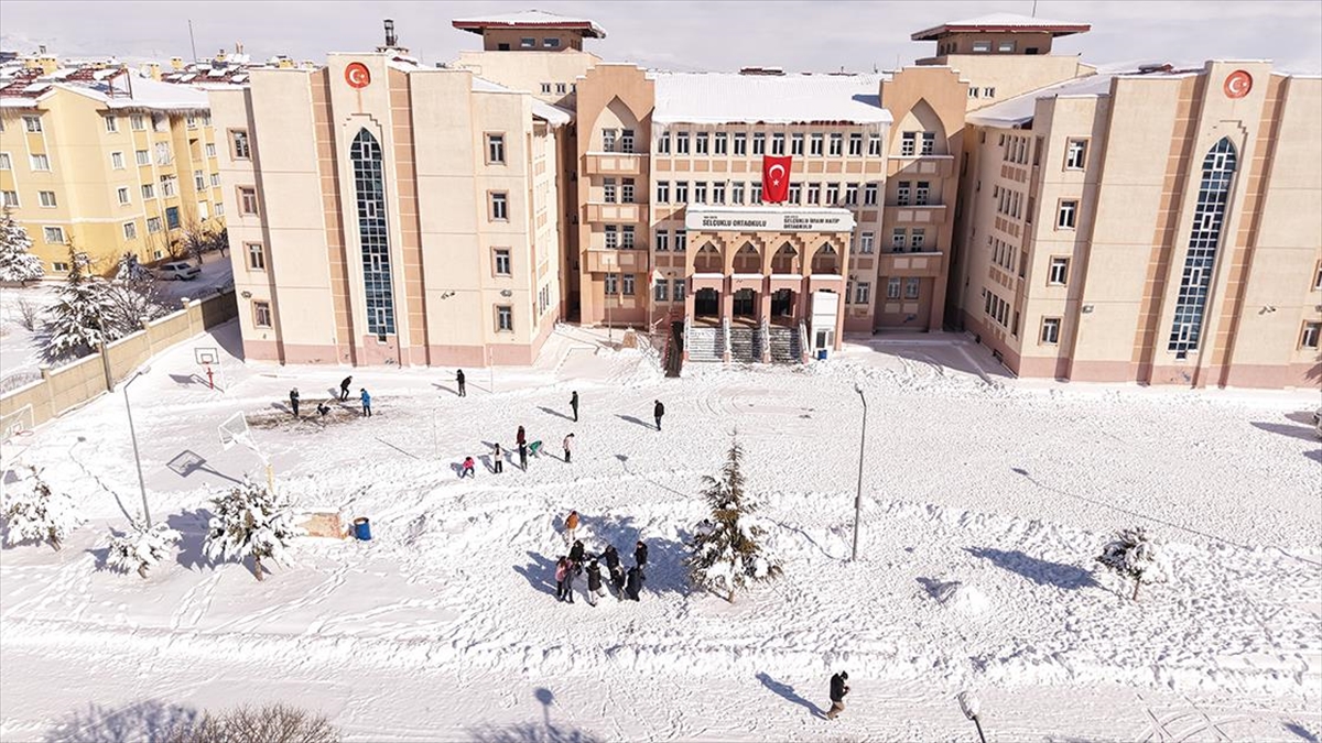 Van’da öğrenciler karın ve tatilin keyfini çıkardı Van’da öğrenciler karın ve tatilin keyfini çıkardı