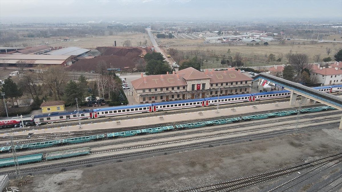 Yeni sezonun ilk seferine çıkan Turistik Doğu Ekspresi Erzincan’a ulaştı