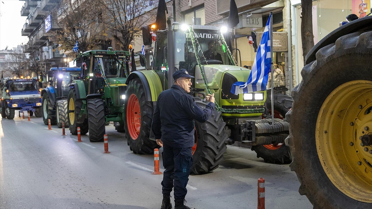 Yunan çiftçiler Larisa’da milletvekili bürolarının önünde protesto düzenledi Yunan çiftçiler Larisa’da milletvekili bürolarının önünde protesto düzenledi