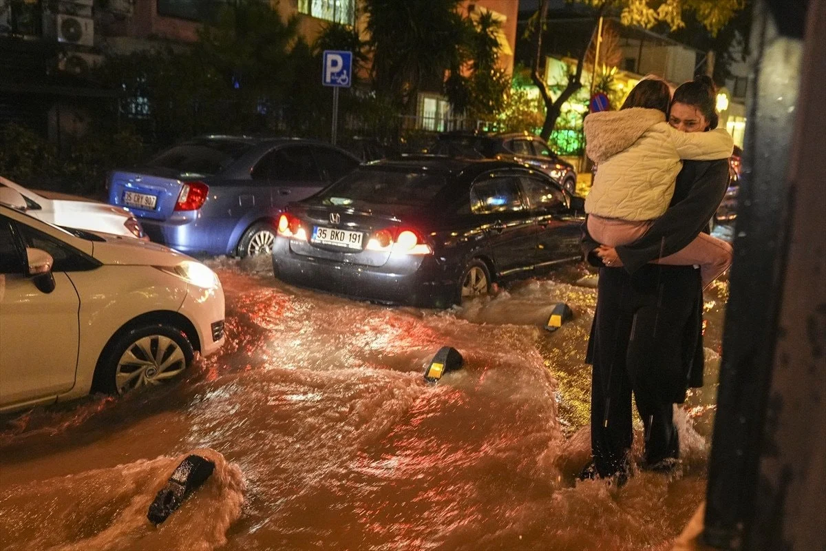 İzmir’de kuvvetli sağanak sonrası sel… İzmir’de kuvvetli sağanak sonrası sel…