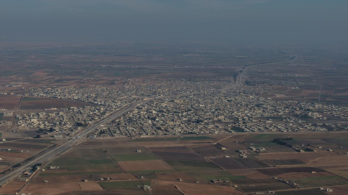 AA, Suriye’de terör örgütü YPG/SDG’nin işgali altındaki Deyr Hafir’i havadan görüntüledi