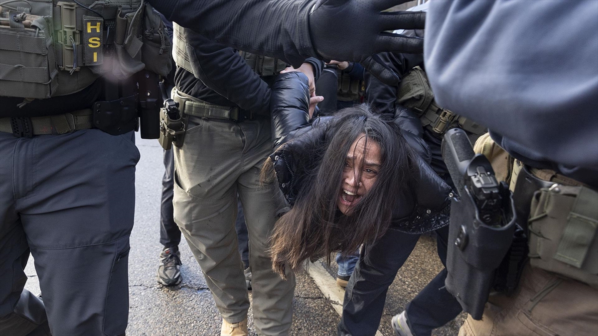 ABD İç Güvenlik Bakanı, Minneapolis’te 10 binden fazla düzensiz göçmenin gözaltına alındığını açıkladı ABD İç Güvenlik Bakanı, Minneapolis’te 10 binden fazla düzensiz göçmenin gözaltına alındığını açıkladı