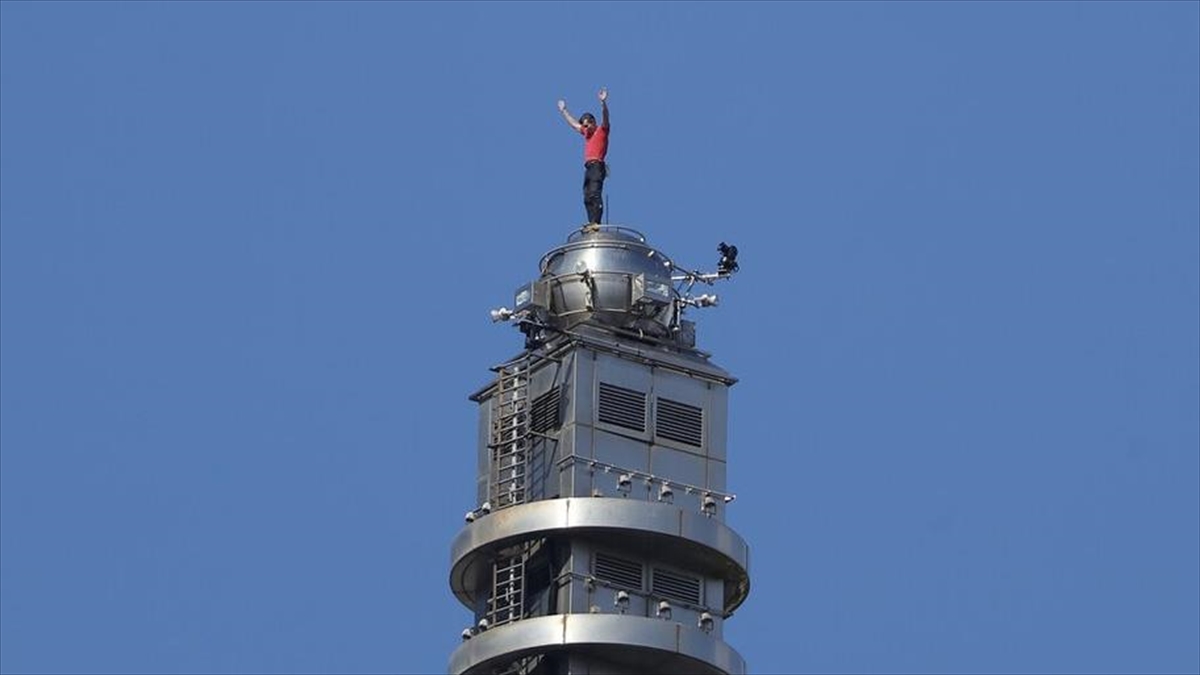 ABD’li tırmanıcı Alex Honnold, “Taipei 101” gökdeleninin tepesine ipsiz çıktı