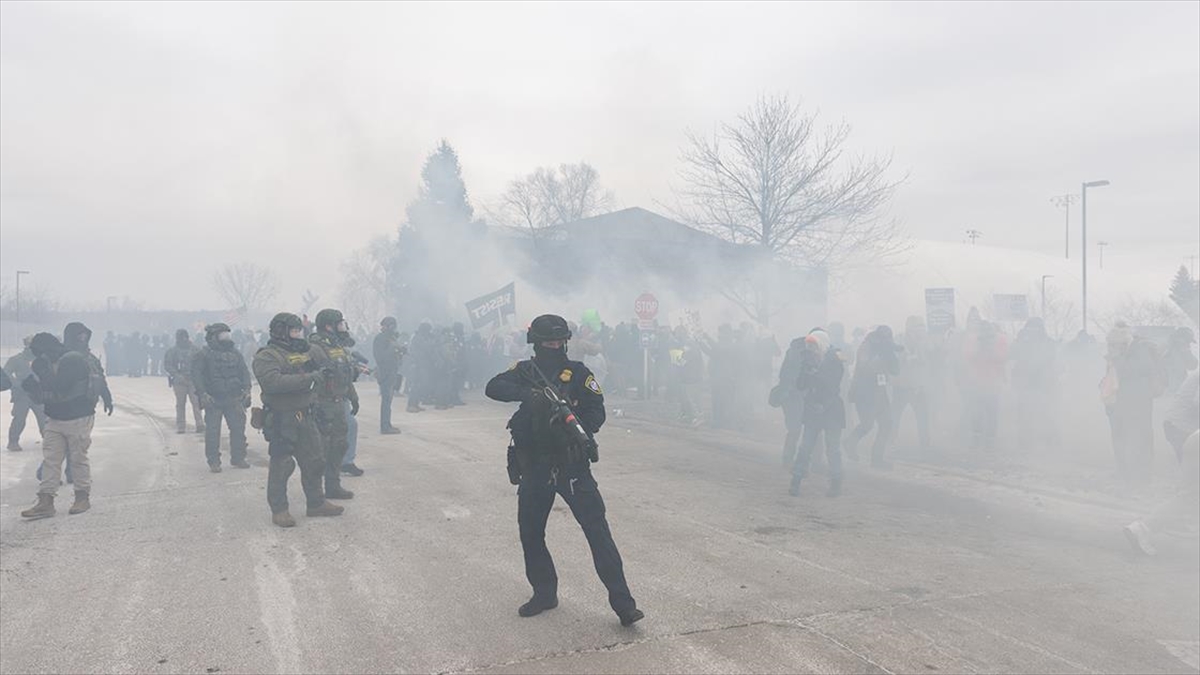 ABD’nin Minnesota eyaletinde protestocular ile ICE ekipleri arasında arbede çıktı