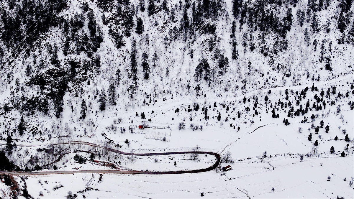 Aladağlar’da oluşan kar güzelliği dronla görüntülendi