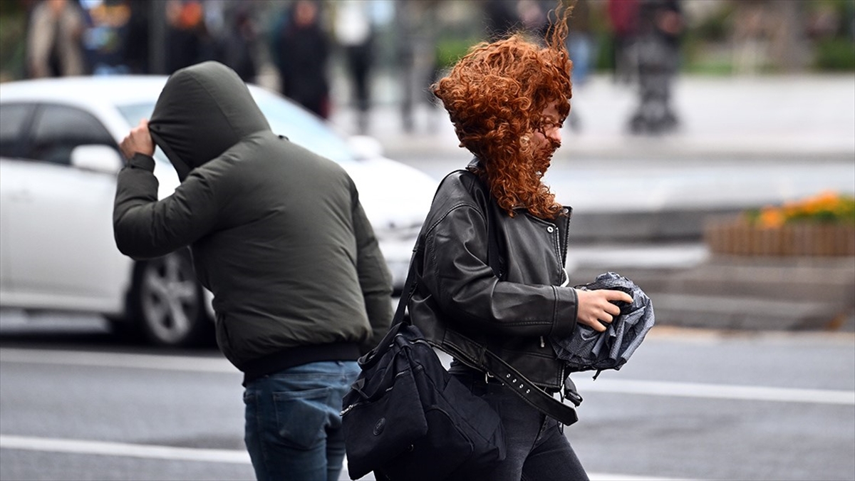 Ankara Valiliğinden kuvvetli rüzgar ve fırtına uyarısı Ankara Valiliğinden kuvvetli rüzgar ve fırtına uyarısı