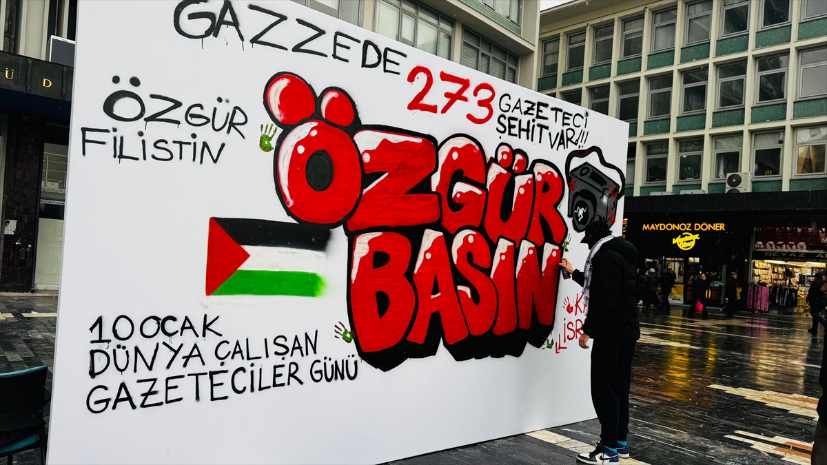 Ankara’da İsrail saldırılarında hayatını kaybeden Filistinli gazeteciler için grafitili anma