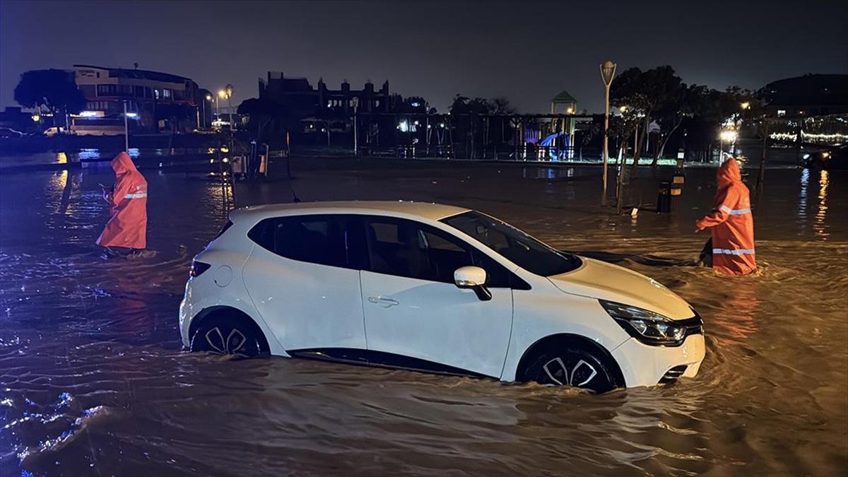 Antalya’da etkili olan fırtına ve hortum bazı ev, sera ve araçlara zarar verdi