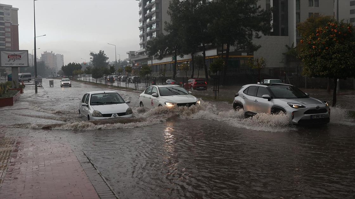 Antalya’da yağış hayatı olumsuz etkiliyor Antalya’da yağış hayatı olumsuz etkiliyor