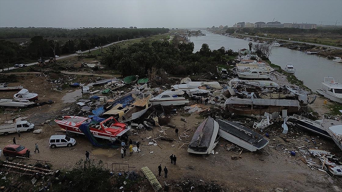 Antalya’nın Aksu ilçesinde çıkan hortumda bir kişi yaralandı, tekneler zarar gördü Antalya’nın Aksu ilçesinde çıkan hortumda bir kişi yaralandı, tekneler zarar gördü