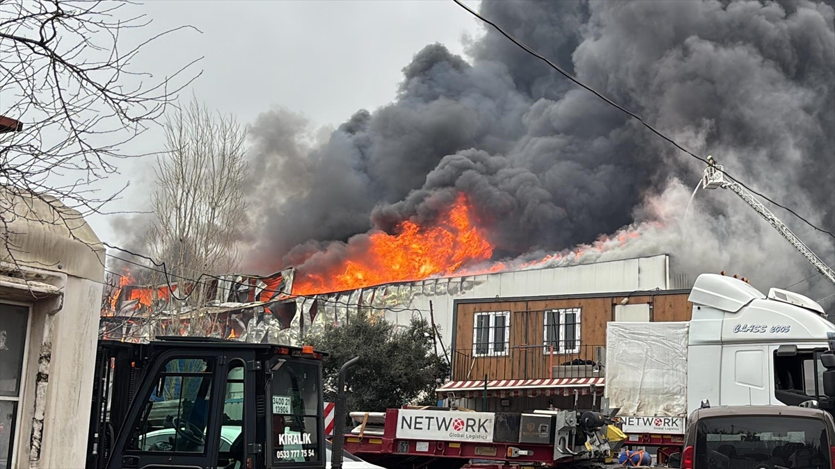 Ataşehir’de iş yerinde çıkan yangına müdahale ediliyor