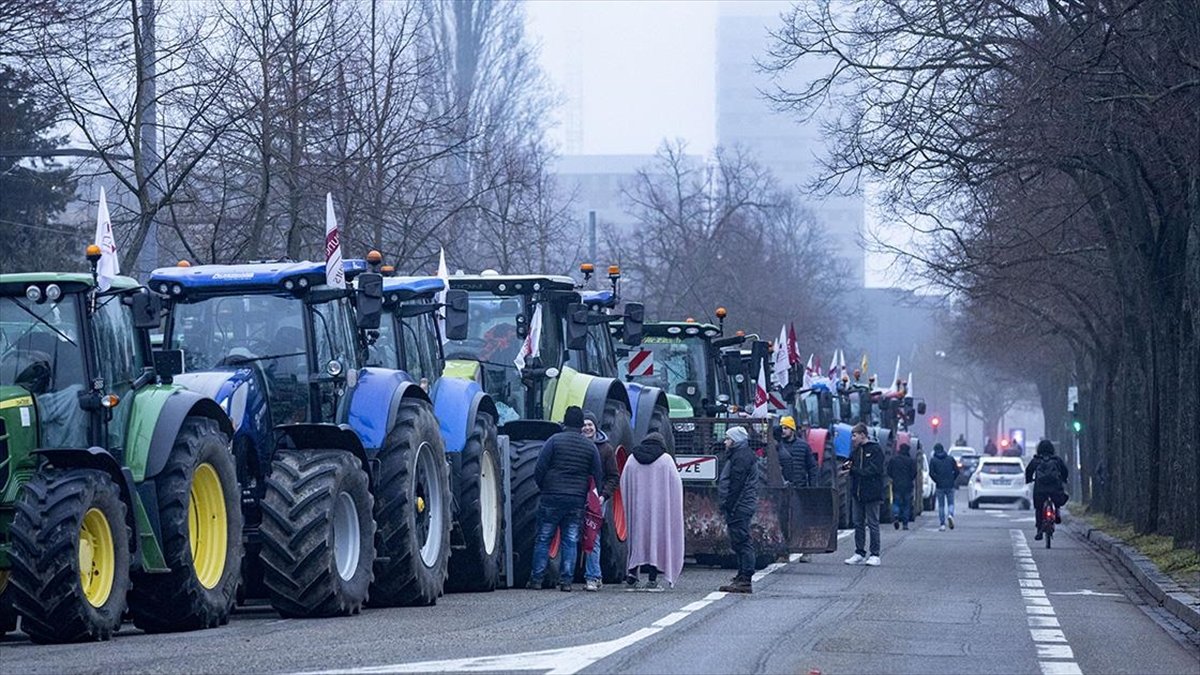 Avrupa ülkelerinden binlerce çiftçi MERCOSUR anlaşmasını protesto etmek için Strazburg’da toplandı