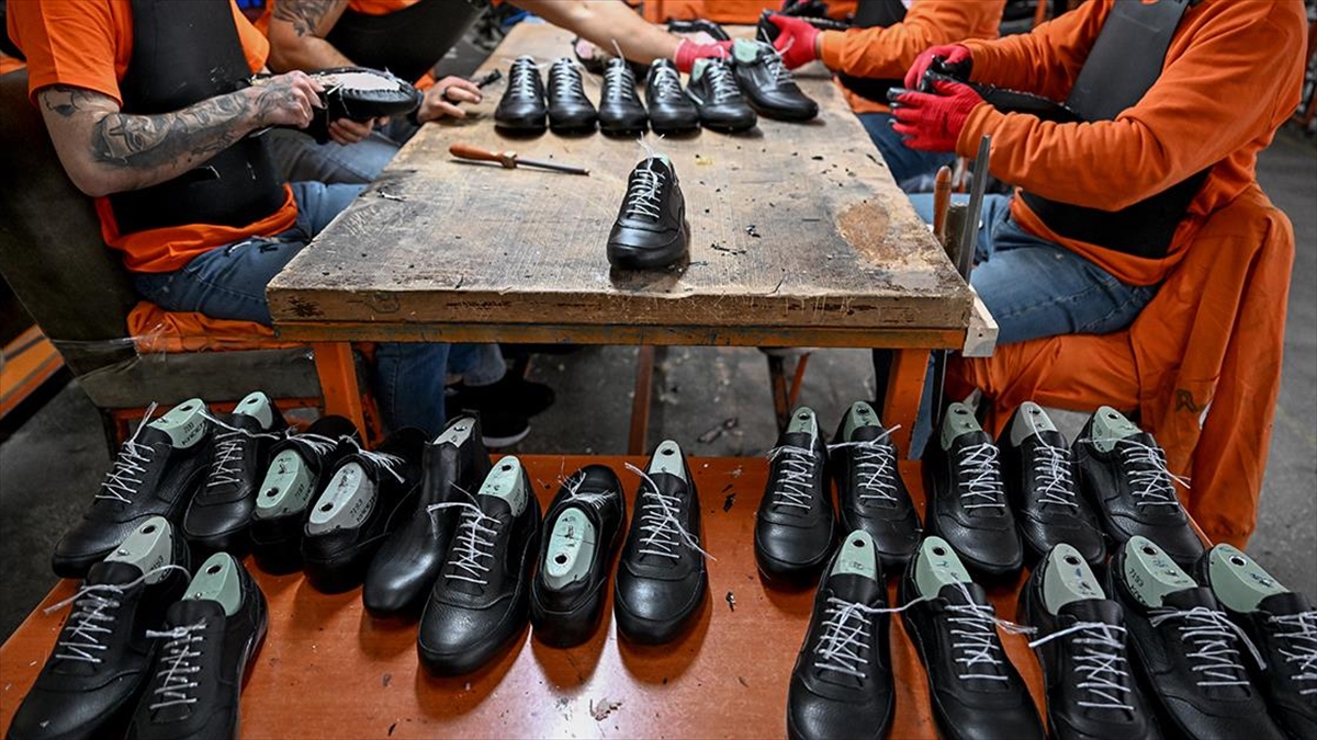 Ayaş Açık Cezaevi’nde tek tip ayakkabıda günde 1000 çift üretiliyor