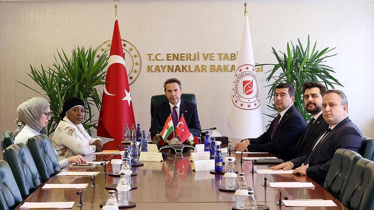 Bakan Bayraktar, Nijer Cumhuriyeti Ankara Büyükelçisi Adama Gazibo ile buluştu