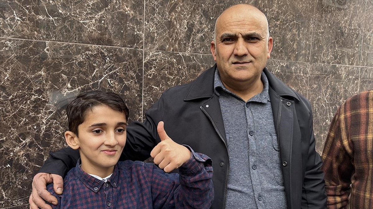 Bayrampaşa’da ambulansa yol açmak için trafiği yönlendiren engelli çocuk ve babası konuştu