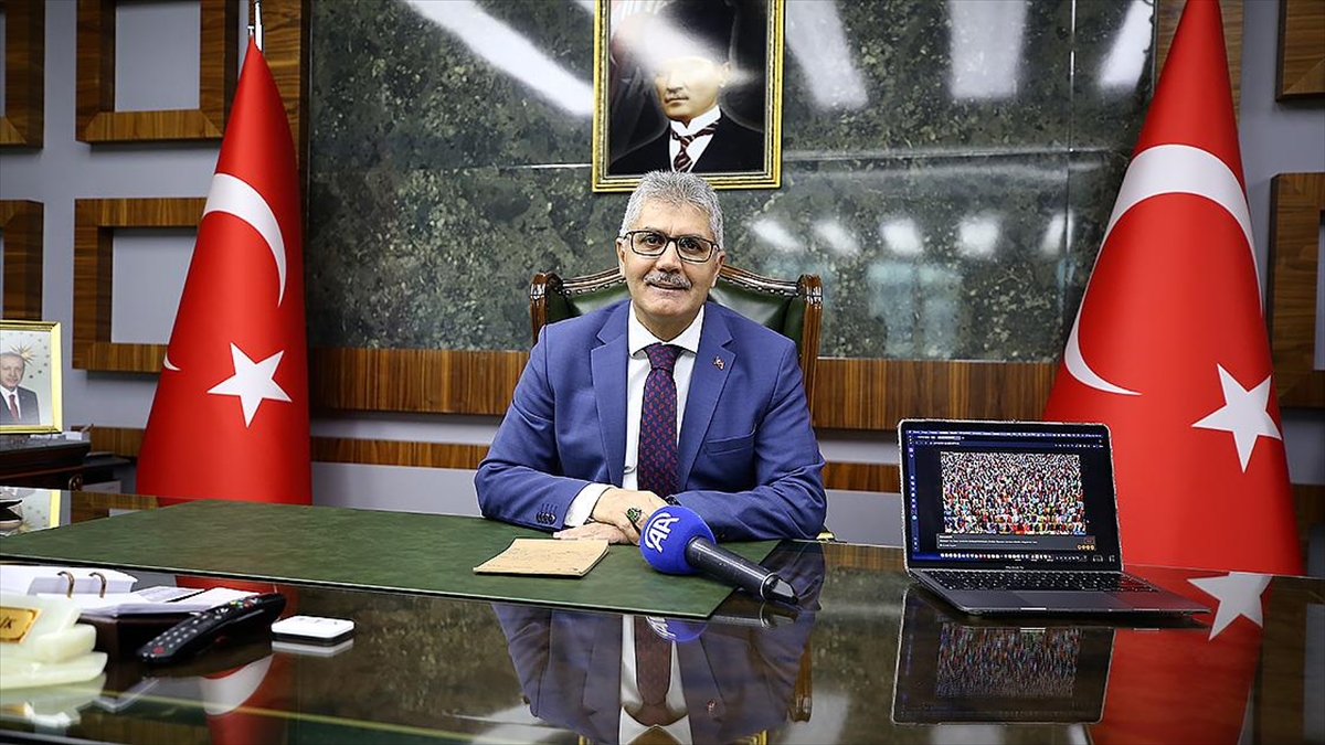 Bingöl Valisi Çelik, AA’nın “Yılın Kareleri” oylamasına katıldı