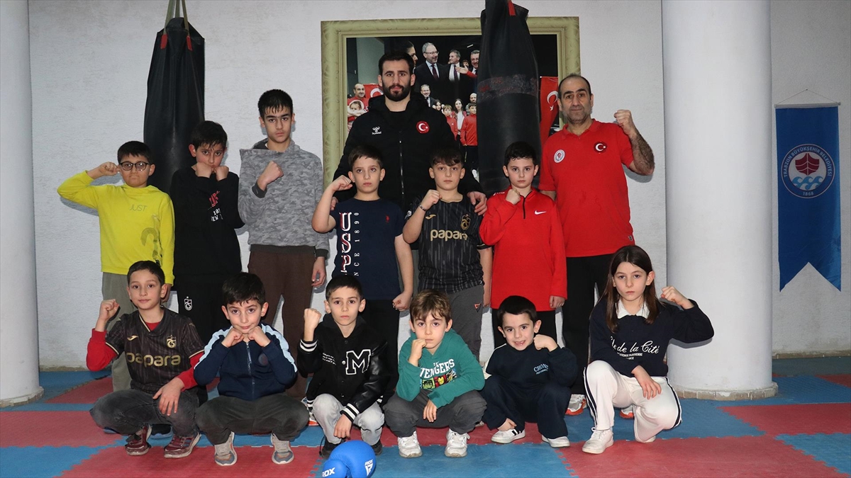 Caminin kullanılmayan bölümü çocuklar için spor salonu oldu Caminin kullanılmayan bölümü çocuklar için spor salonu oldu