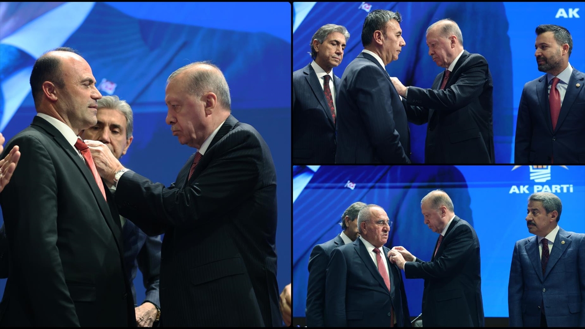 Cumhurbaşkanı Erdoğan, AK Parti’ye katılan belediye başkanlarına rozetlerini taktı