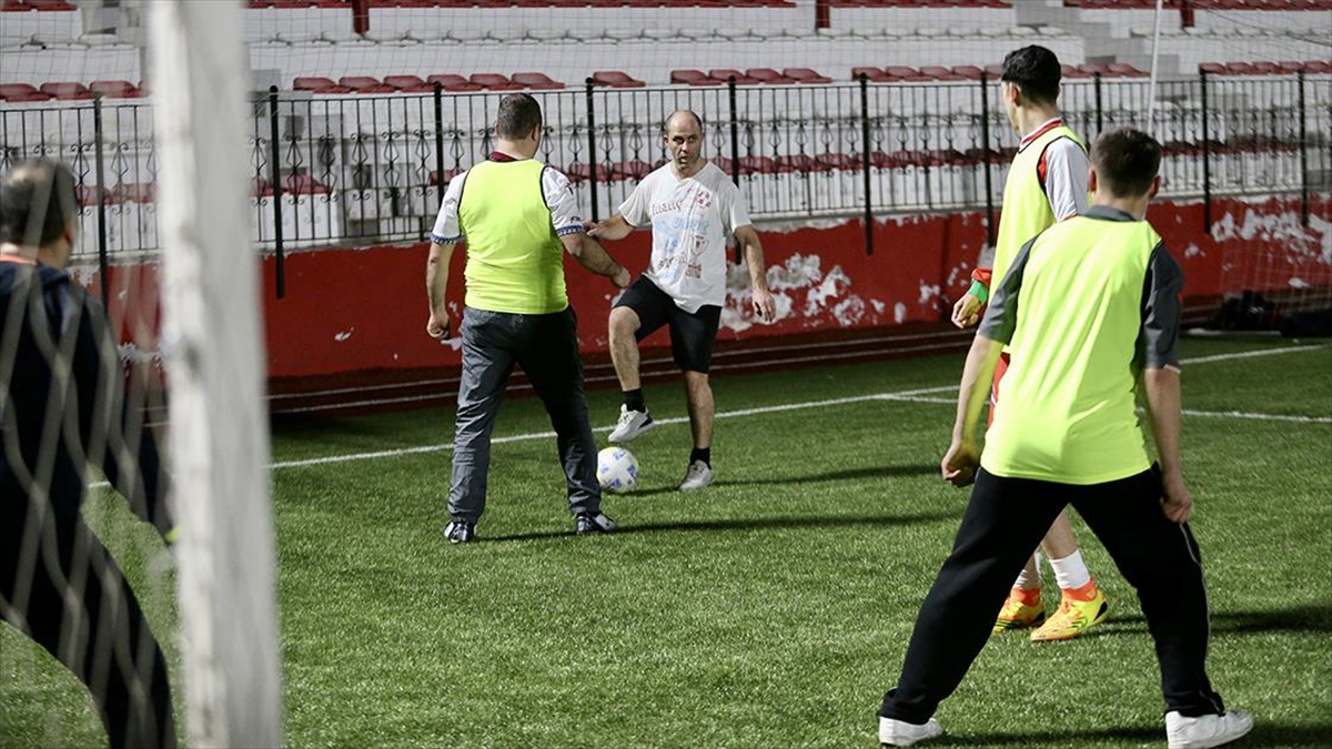 Denetimli serbestlik personeli ile tedbir altındaki çocuklar halı sahada buluştu Denetimli serbestlik personeli ile tedbir altındaki çocuklar halı sahada buluştu