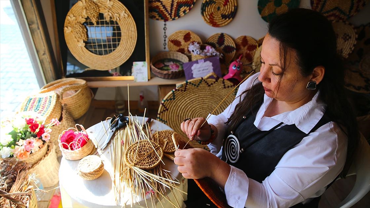 Depremde iş yeri yıkılan hasır örme sanatçısının yüzü Kültür ve Sanat Çarşısı’nda güldü