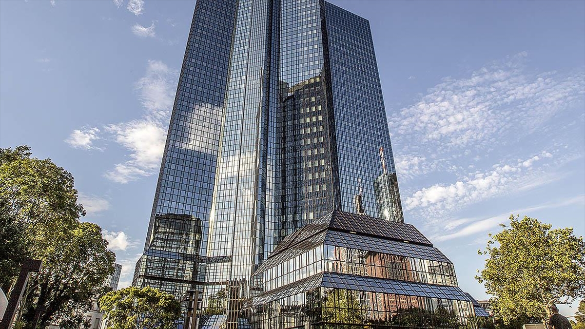 Deutsche Bankın Frankfurt ve Berlin şubelerinde “kara para aklama” şüphesiyle arama yapıldı Deutsche Bankın Frankfurt ve Berlin şubelerinde “kara para aklama” şüphesiyle arama yapıldı
