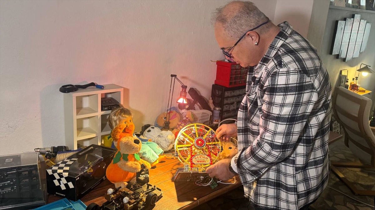 Emekli mühendis, “hasta” olarak tanımladığı oyuncakları çocuklar için onarıyor Emekli mühendis, “hasta” olarak tanımladığı oyuncakları çocuklar için onarıyor