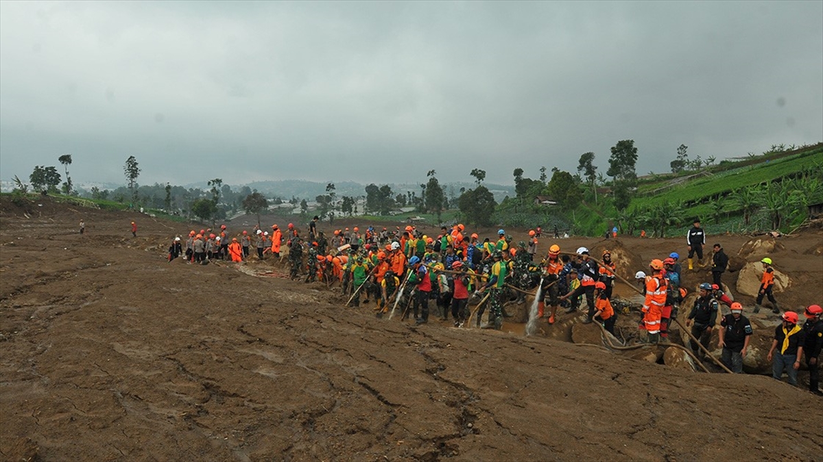 Endonezya’daki toprak kaymasında hayatını kaybedenlerin sayısı 53’e yükseldi Endonezya’daki toprak kaymasında hayatını kaybedenlerin sayısı 53’e yükseldi