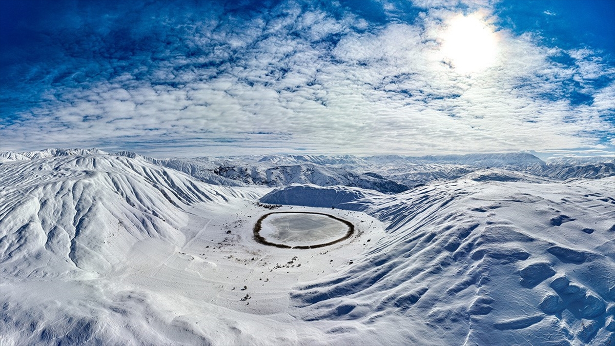 Erzincan’da beyaz örtüyle kaplanan Polat Gölü havadan görüntülendi Erzincan’da beyaz örtüyle kaplanan Polat Gölü havadan görüntülendi