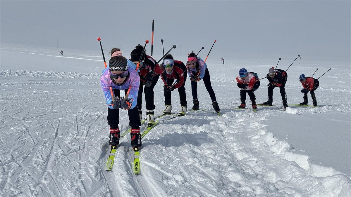 Erzurum’dan madalyalarla dönen Yüksekovalı kayakçılar etap yarışlarında da aynı başarıyı hedefliyor