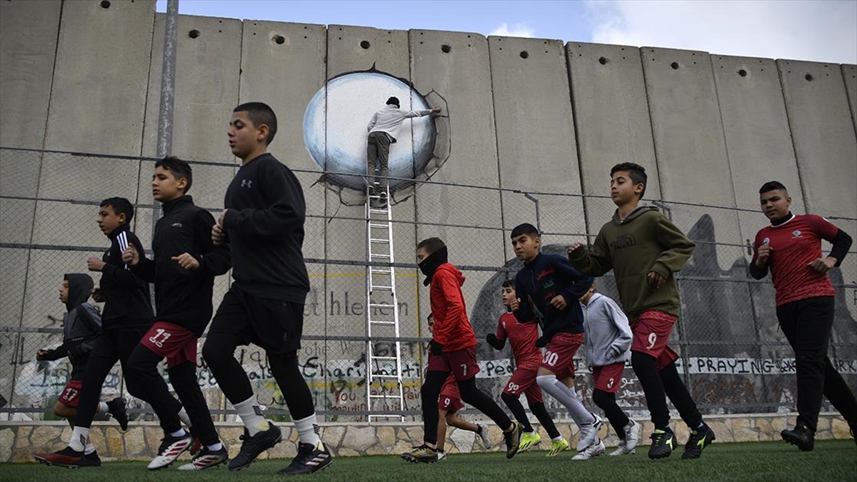 Filistinliler, Batı Şeria’daki Ayida Mülteci Kampı’nda bulunan stadyumun yıkım tehdidine sanatla direniyor