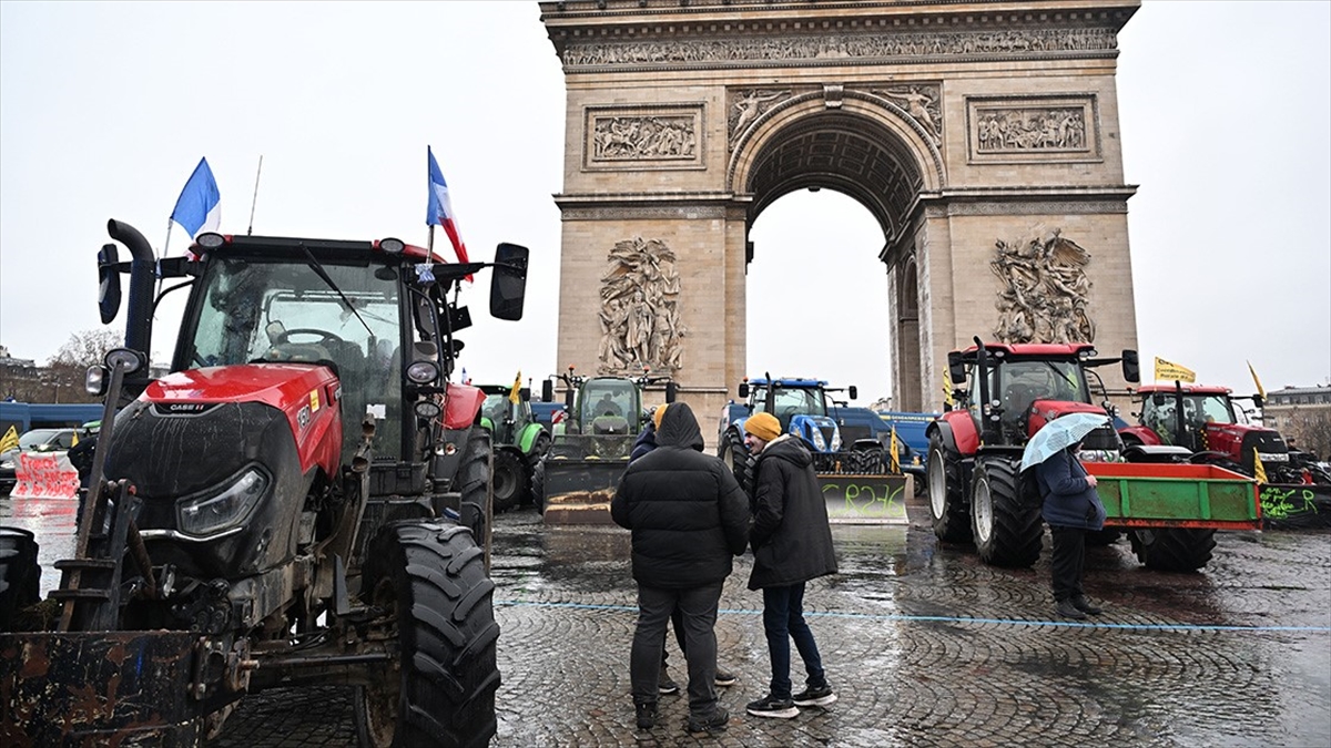 Fransa’da AB-MERCOSUR anlaşmasını protesto eden çiftçiler traktörleri ile Paris’e ulaştı